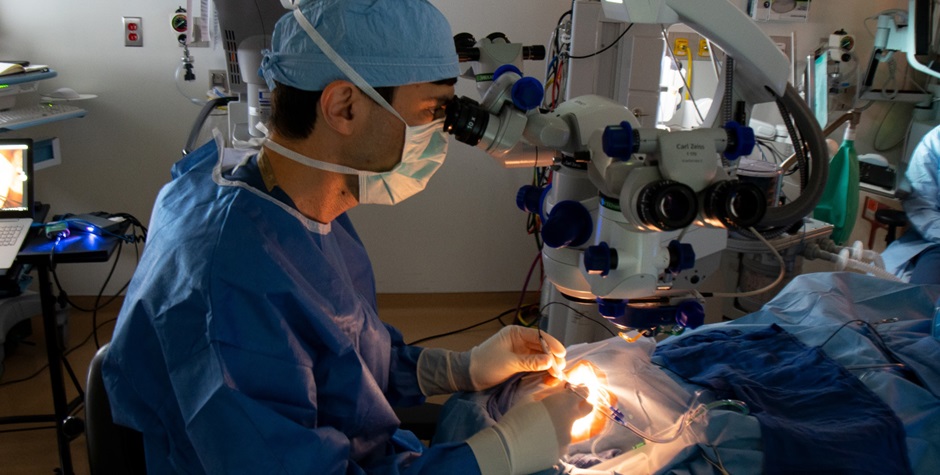 Imagen artículo: Jason Comander de Mass Eye and Ear realiza un procedimiento quirúrgico para administrar el medicamento CRISPR EDIT-101 en las células de la retina de un paciente. Imagen Mass Eye and Ear.